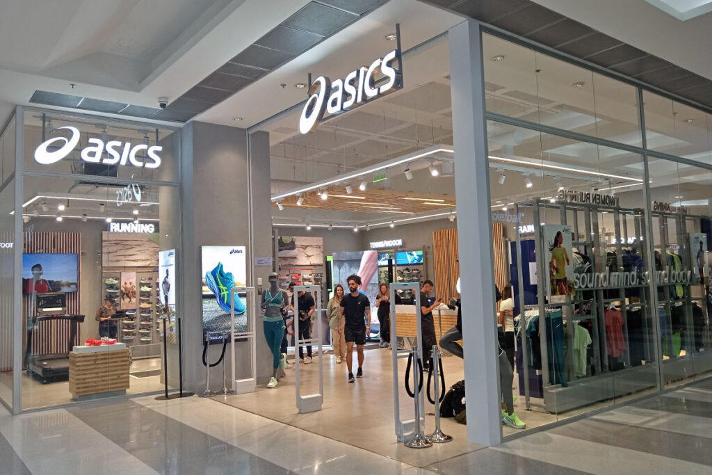 Asics abrió una nueva tienda en Bogotá y espera llegar a 10 en 2025 ...